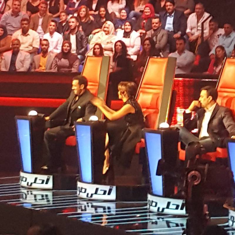 وصلة غزل بين أعضاء لجنة تحكيم ذا فويس والسبب يعود للكراسي!